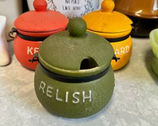 Ketchup, mustard and relish dishes