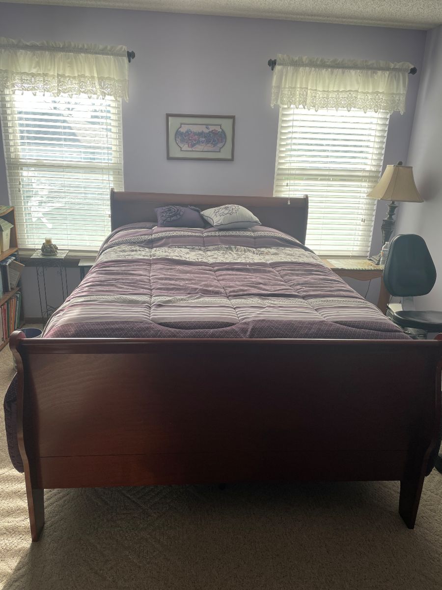 Queen size Sleigh bed
Mattress and boxsprings also