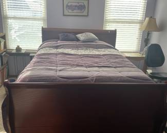 Queen size Sleigh bed
Mattress and boxsprings also
