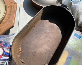 Cast iron cooking pots