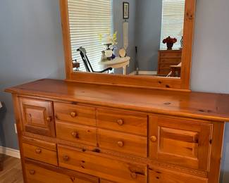 Dresser w\mirror 