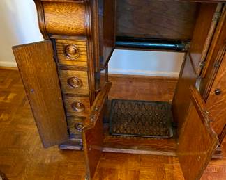 1916 Singer sewing machine original in  gorgeous wood cabinet 