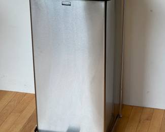Rubbermaid SS trash Can