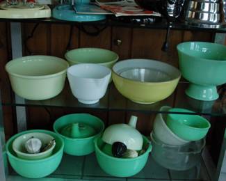 Assorted early Mixmaster bowls, etc