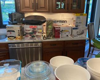Housewares and small appliances (many new)