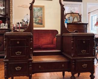 Vintage Mahogany 4 Drawer Mirror Vanity.