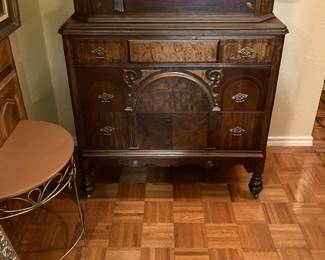 Vintage 5 Drawer Mahogany Dresser.