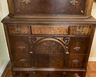 Vintage 5 Drawer Mahogany Dresser.
