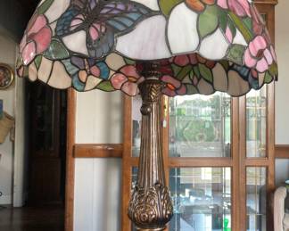 DALE Tiffany Style Large Stained Glass Lamp with Butterflies 26”