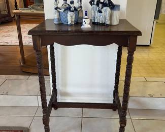 Vintage old Side Table Walnut Side and vintage Dutch Blue & White 