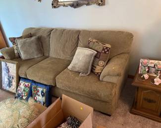 COUCH WITH 4 THROW PILLOWS