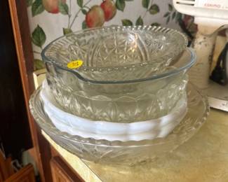 LOT OF VARIOUS STYLE GLASS BOWLS