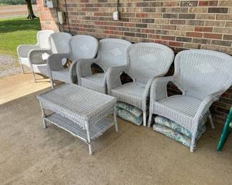 6 WICKER CHAIRS AND TABLE
