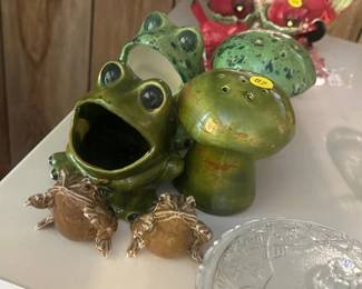 LOT OF FROGS AND MUSHROOM FIGURES