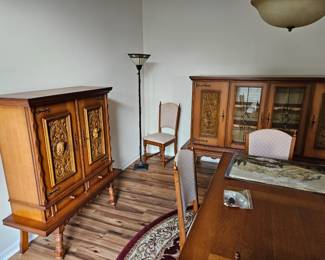 German "Shrunk" antique Dining set. The 2 cabinets are the nicest ive seen in awhile. Absolutely  stunning. $3,000  for both cabinets and the dining table  with 4 chairs. 