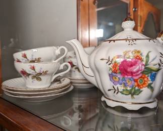 Floral teapot music box