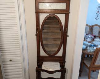 Hall tree with oval mirror and marble insert with decorative glass panel