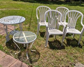 4 Plastic outdoor chairs, round glass and aluminum side table