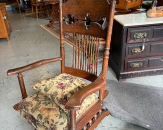 Great Platform Rocker in excellent condition.