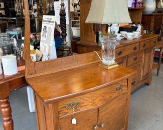 Nice Oak wash stand with towel bar, 1 drawer and 2 doors