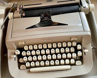 Royal 890 Typewritter