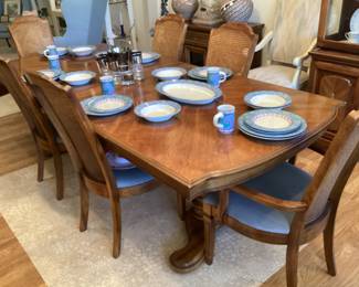 Broyhill dining table with six chairs and two leaves