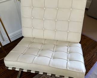 LeisureMod Bellefonte Ivory Tufted Accent Chair