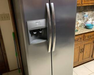 Side-by-side refrigerator 