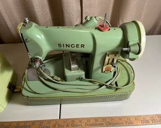  02 Vintage Singer Sewing Machine