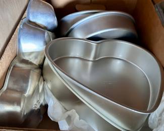 Shaped cake pans