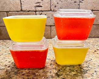 Vintage Pyrex refrigerator dish