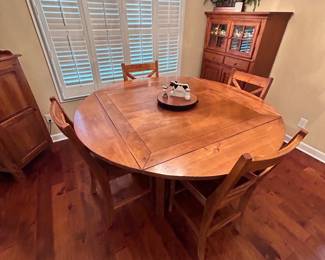 Beautiful bar height, kitchen table has six chairs. When close it is a square when open it is round