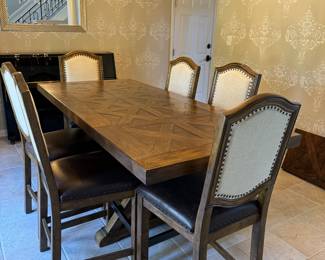 Like new dining room table, 2 leaves and 6 dining chairs 