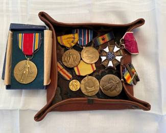 7 WWI WWII Military Medals and a Ribbon Bar with star in a vintage Leather Snap Tray Valet Holder
