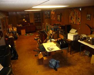 Full basement and MORE rooms ( Christmas room )