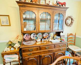 Colonial Wooden Hutch / China Cabinet