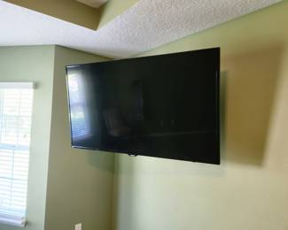 Wall mount TV, (brings tools to remove)