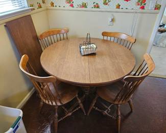 $150 Nichols & Stone Co. Maple dining room table w/ 4 chairs & leaf, 43" 16" leaf