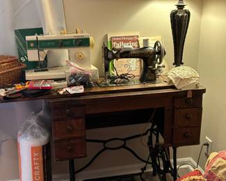 Franklin Sewing machine w/Cabinet