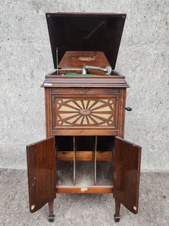 Antique Silverstone Victrola Record Player in original 2 Door Cabinet
