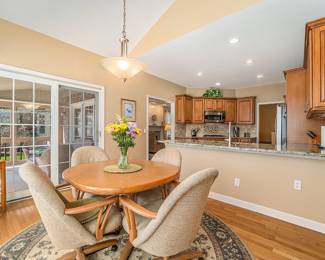 Dining table with 4 rolling chairs 