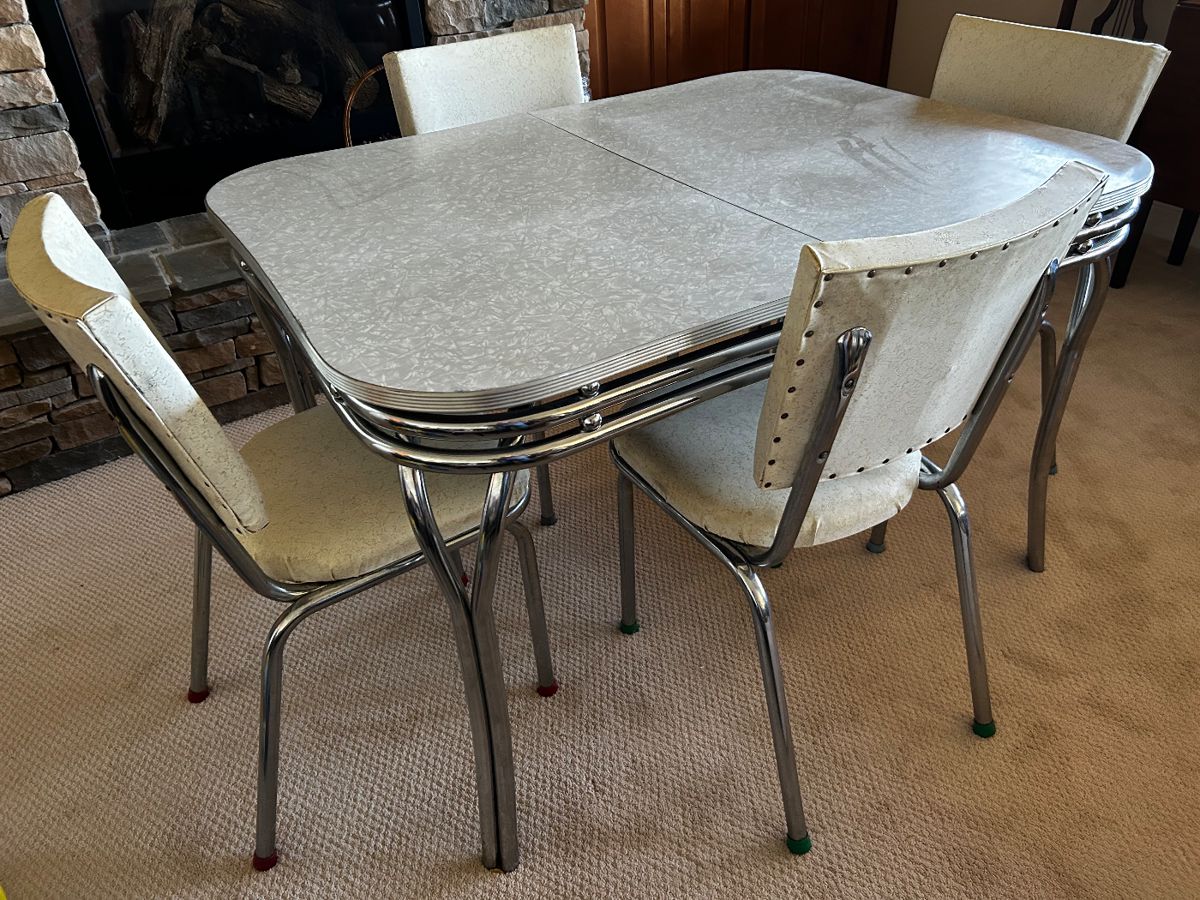 40’s dinette set in excellent condition 