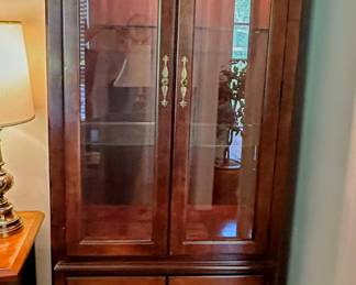 Lighted display cabinet