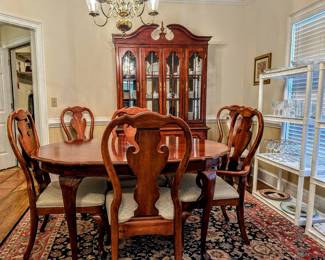 Universal Dining Table w/2 leaves, 6 chairs, and table pads