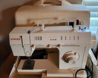 Singer sewing machine with carrying case