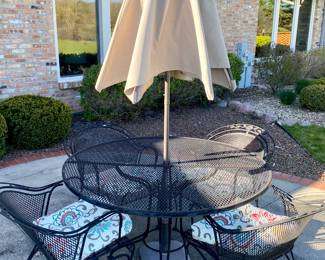 Outdoor patio set round table, with four chairs