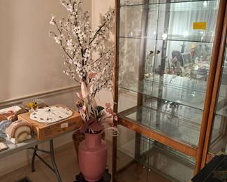 tree and display cabinet