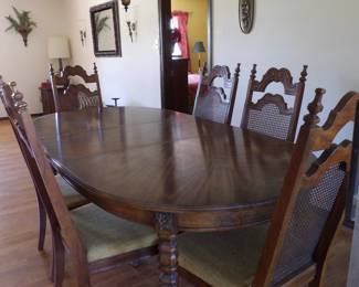 Dining Room Table and 6 Chair with extra sections to extend table