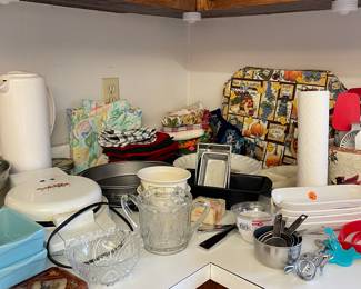 More kitchen stuff… Corn on the cob holders, more utensils, sugar, bowl, sugar shaker, placemats and napkins