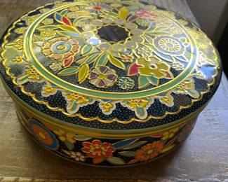 Embossed Floral Round Black/Multicolored Tin